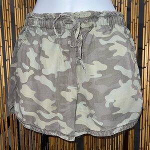 American Eagle camouflage Vacay shorts size M